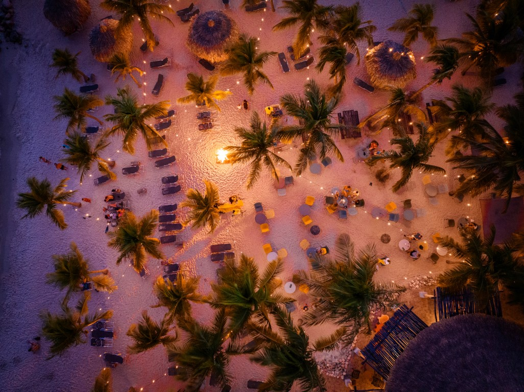Het verlichte strand met palmbomen bij Blue Bay Curaçao